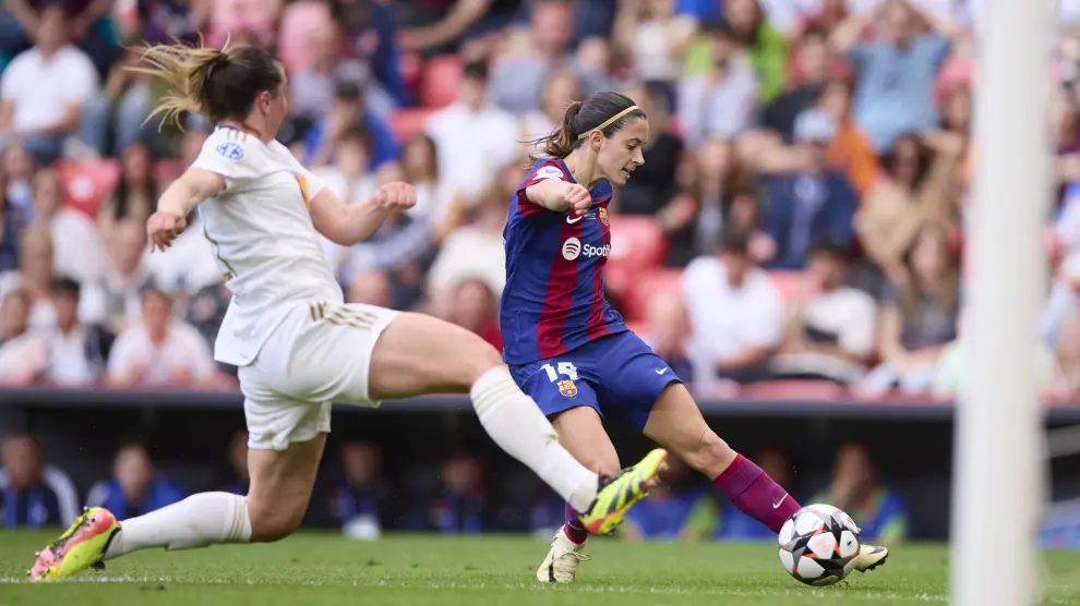 La jugadora del FC Barcelona Aitana Bonmati disputa un balón con Alice Marques, del Olympique Lyonnais durante la final de la Champions League femenina celebrada en Bilbao