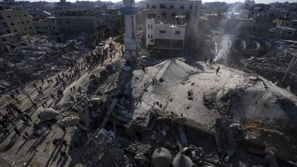 Los palestinos observan la destrucción después de un ataque israelí contra edificios residenciales y una mezquita en Rafah, Franja de Gaza