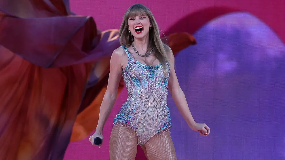 La cantante Taylor Swift interpreta un tema en el Estadio de la Luz, en Lisboa.