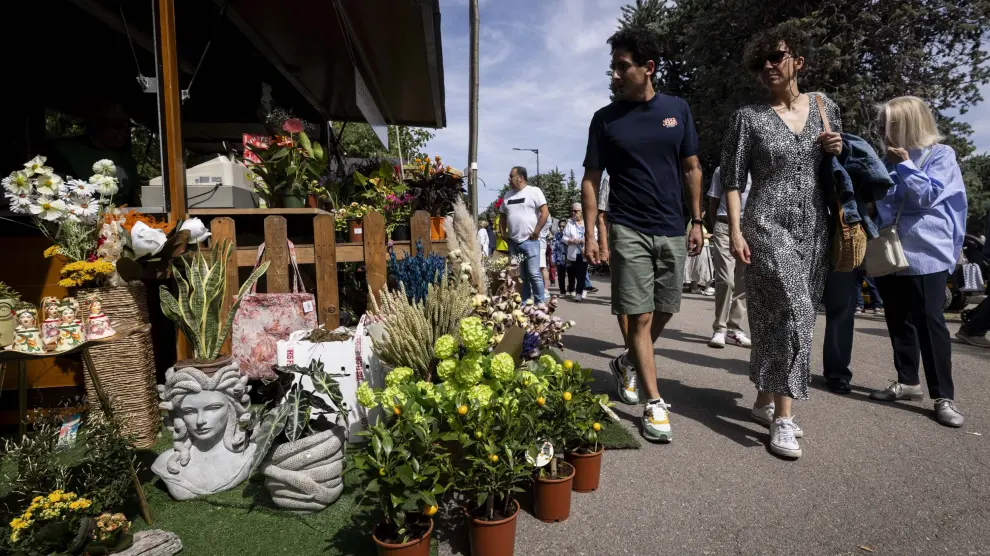 Varias personas pasean por el Mercado de las Flores, este sábado en el Zaragoza Florece.