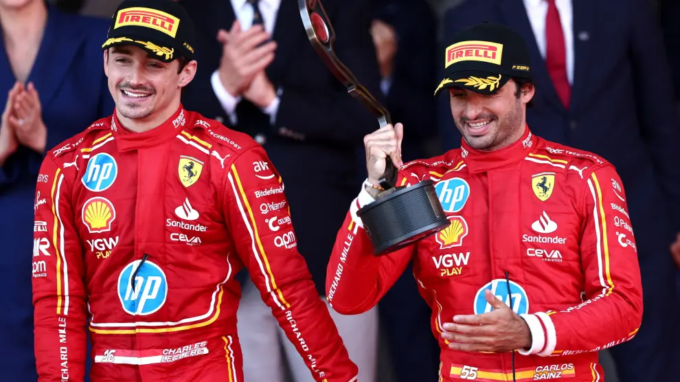 El ganador del Gran Premio de Mónaco, el pilot de Ferrari Charles Leclerc (a la izquierda), posa en el pódium junto al tercer clasificado, su compañero de equipo el español Carlos Sainz Jr.