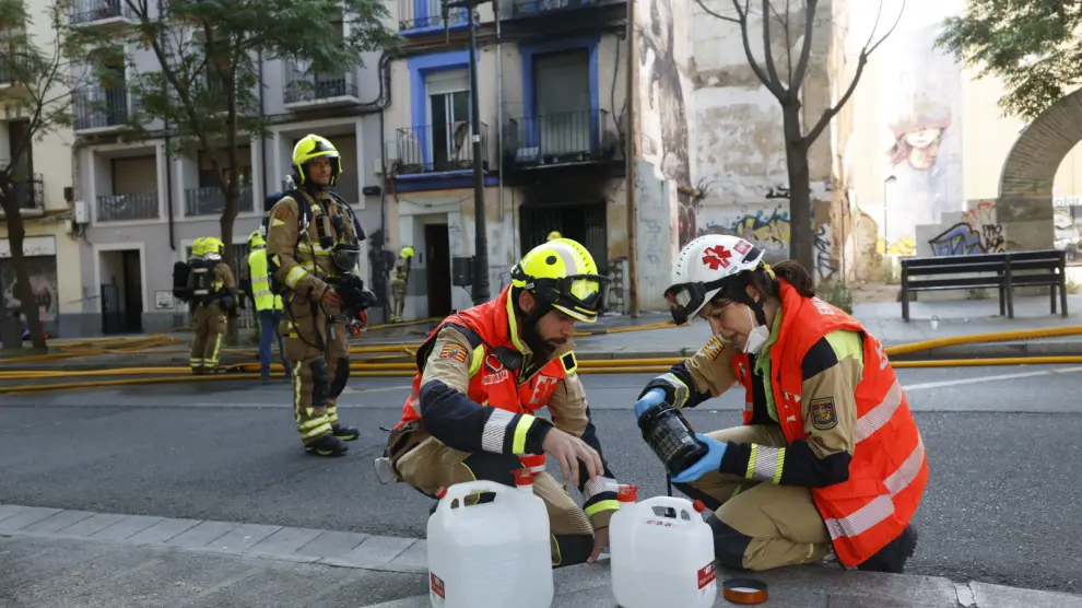 Los vecinos desalojados del edificio de viviendas del Coso Bajo de Zaragoza por el incendio.