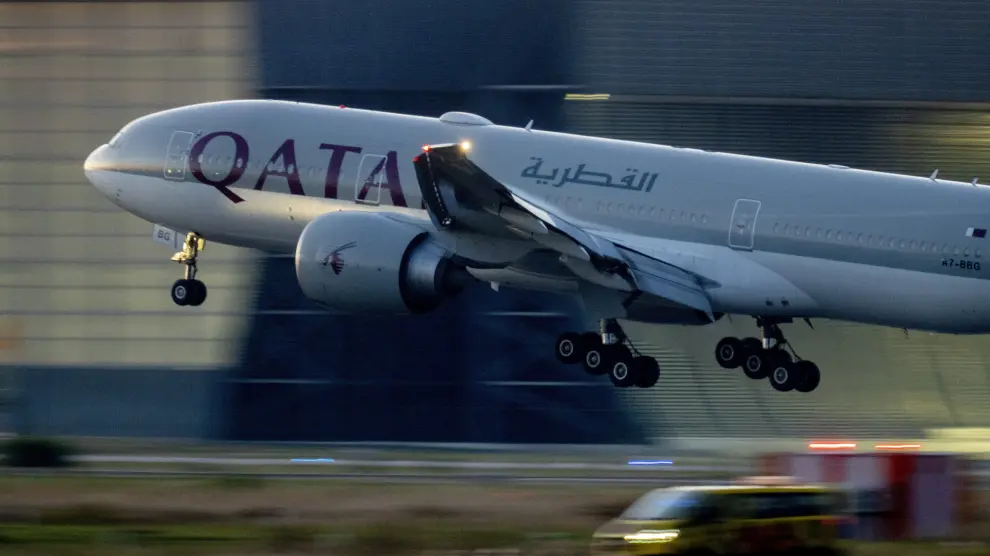 Imagen de archivo de una avión de Qatar airways, la compañía cuya aeronave ha sufrido turbulencias que han llevado al hospital a varias personas