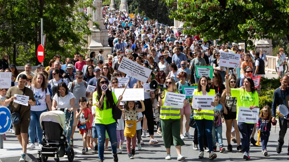 La manifestación, a su paso por el viaducto de Fernando Hue.