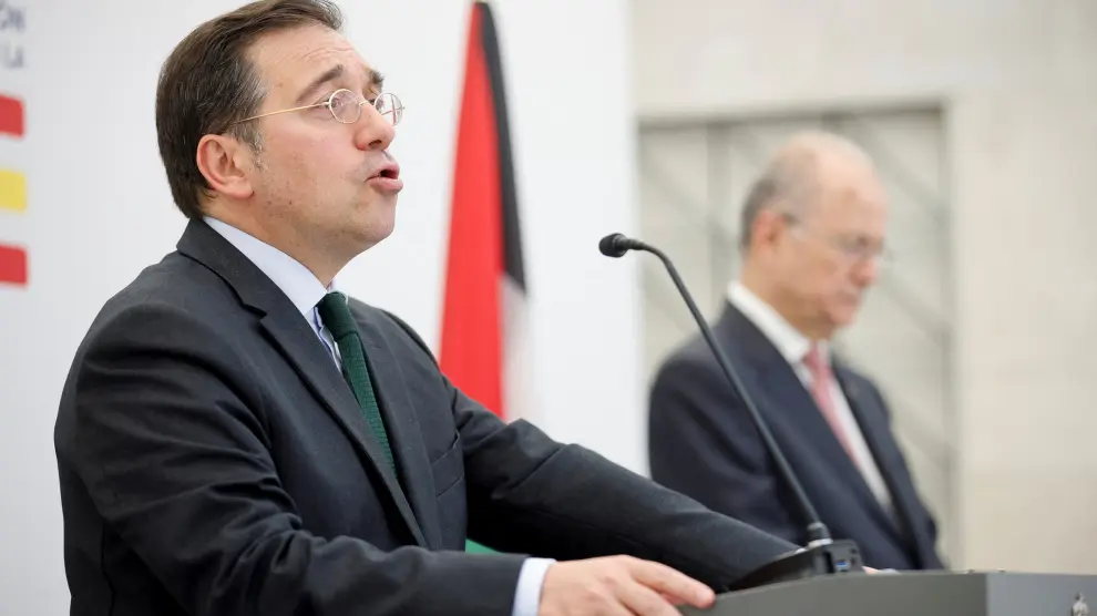 El ministro de Asuntos Exteriores José Manuel Albares, hablando durante la rueda de prensa ofrecida en Bruselas junto al primer ministro palestino Mohammad Mustafa