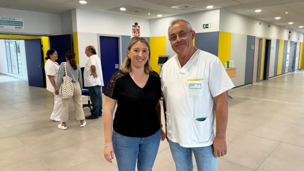 La jefa de Atención Primaria del Sector Salud, María Labarta, y el coordinador del centro Javier Martín. Pacientes y trabajadores del nuevo centro.