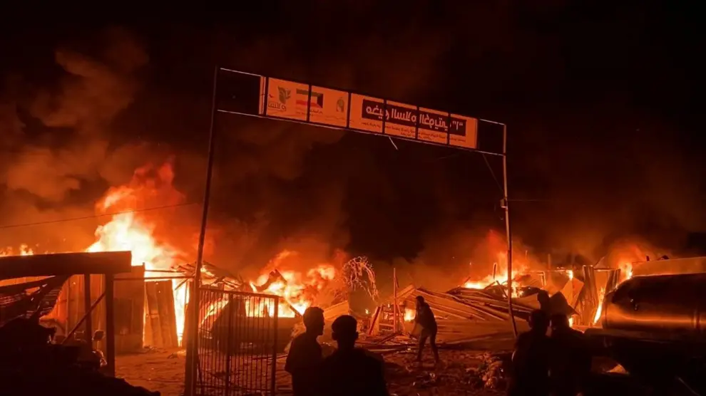 Las tiendas del campo de refgiados acabaron ardiendo por el ataque en Rafah