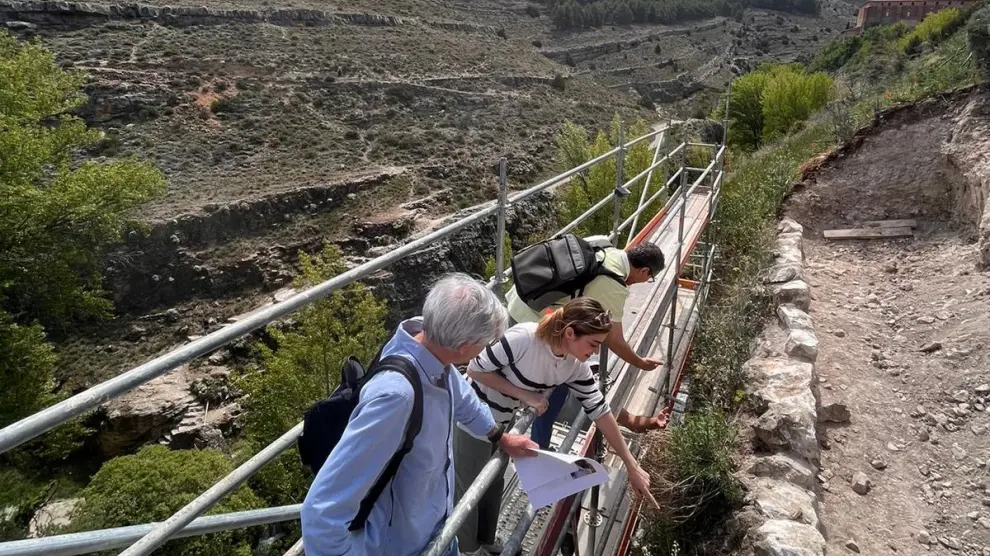 La paisajista Paula García –en el centro–, en el área de trabajo de Albarracín.