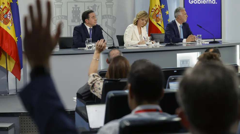 La ministra de Educación y portavoz del Gobierno, Pilar Alegría (c), el ministro de Exteriores, José Manuel Albares (i) tras el Consejo de Ministros ESPAÑA CONSEJO MINISTROS