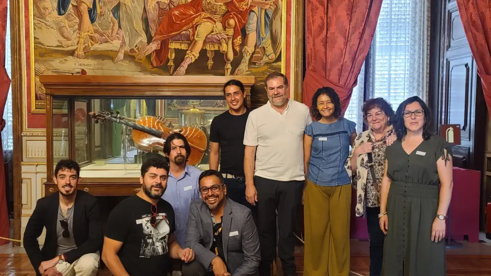 Los lutieres hispanoamericanos, junto a Javier Martínez, este martes durante su visita al Palacio Real para ver los stradivarius que se conservan allí.