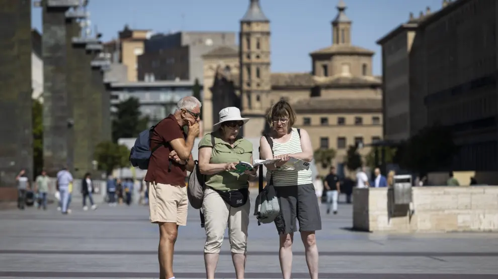 Turistas en la plaza del Pilar de Zaragoza