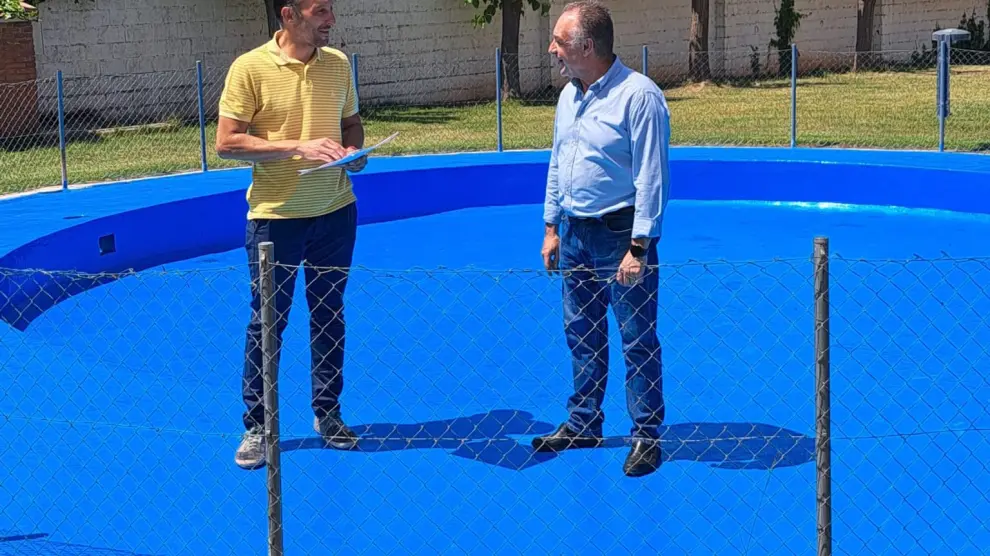 El concejal de Deportes, Jesús Artigot, a la derecha, y el técnico de Deportes Tomás Martín, en las piscinas de San Fernando.