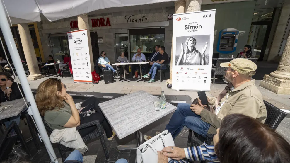 Tertulia encuentros de cine en la plaza del torico como una de las actividades de los premios Simon de Cine. Foto Antonio Garcia Bykofoto- 29 05 24 [[[FOTOGRAFOS]]]