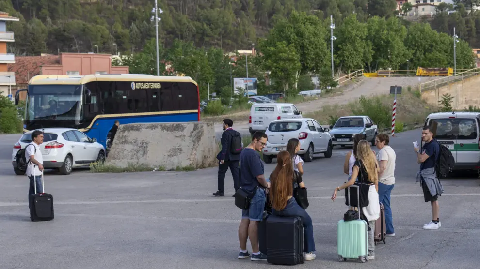trasbordo de pasajeros de tren a autobús en la estación de Teruel. foto Antonio Garcia Bykofoto 29 05 24 [[[FOTOGRAFOS]]]