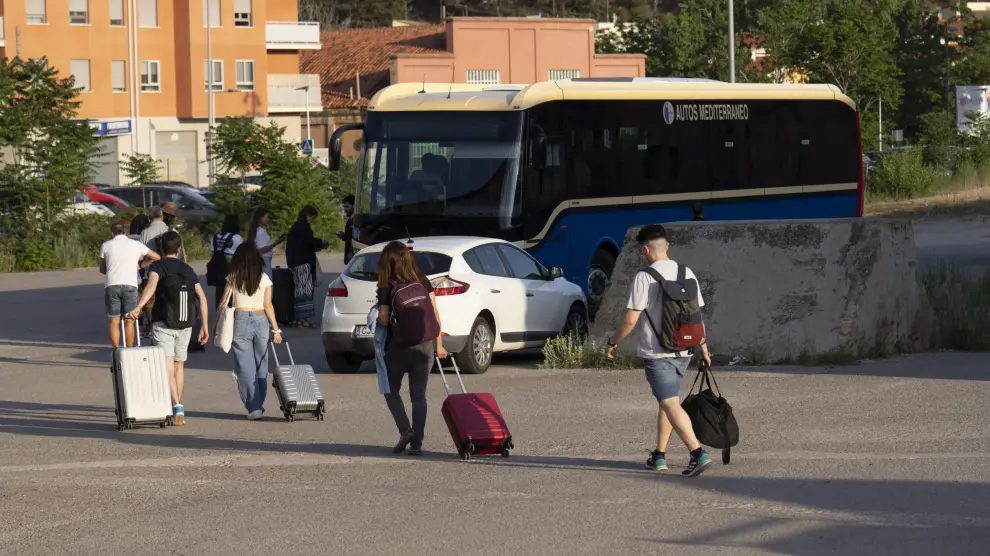 trasbordo de pasajeros de tren a autobús en la estación de Teruel_2. foto Antonio Garcia Bykofoto 29 05 24 [[[FOTOGRAFOS]]]