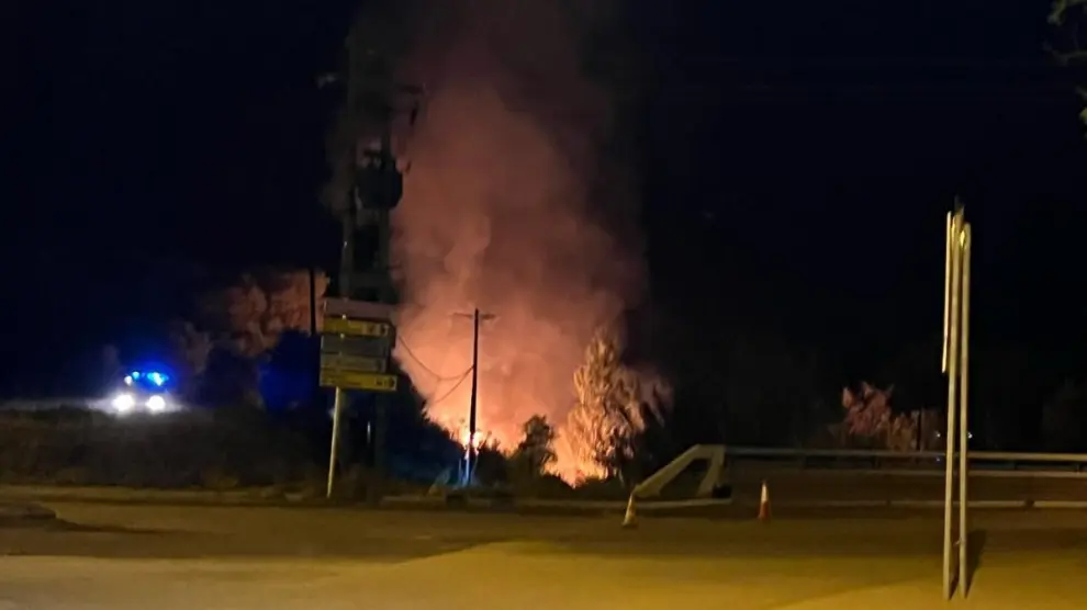 El incendio se originó en un tramo de la ribera del Guadalope muy próximo al casco urbano.