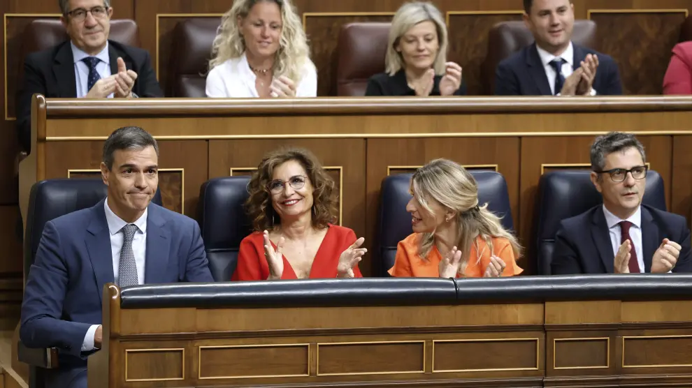 Yolanda Díaz se dirige a Pedro Sánchez y María Jesús Montero en la bancada del Gobierno ESPAÑA CONGRESO CONTROL
