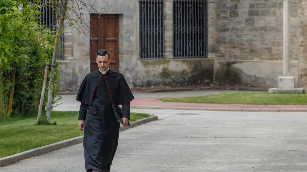 El portavoz de las clarisas de Belorado, José Ceacero, muestra la denuncia que las monjas han interpuesto contra el arzobispo de Burgos, Mario Iceta.