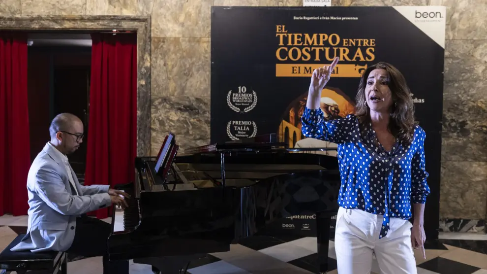 Presentación del musical 'El tiempo entre costuras' en el Teatro Principal de Zaragoza.