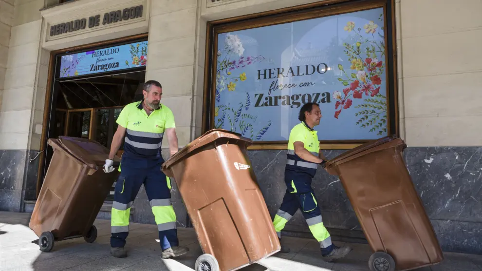 RETIRADA DE LAS FLORES DE ZARAGOZA FLORECE PARA SU RECICLAJE Y COMPOSTAJE EN EL CONTENEDOR MARRÓN / 29-05-2024 / FOTOS: ARÁNZAZU NAVARRO