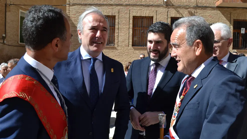 Azcón y Nolasco, en el centro, este jueves en Daroca junto a su alcalde, Miguel García, y el presidente de la DPZ, Juan Antonio Sánchez Quero.