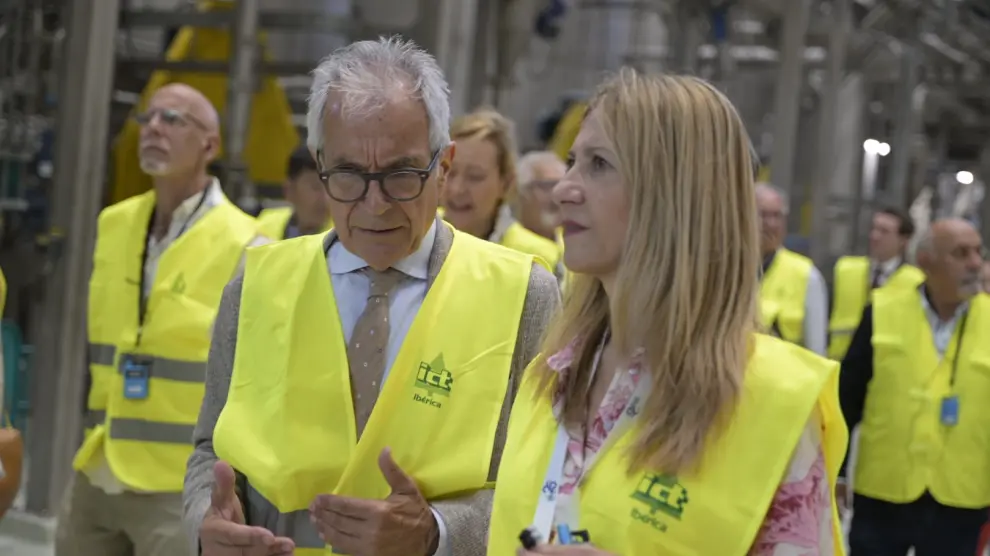 El presidente de ICT Ibérica, José Luis Pérez Quintana, con la vicepresidenta segunda del Gobierno aragonés, Mar Vaquero, en la visita a las instalaciones de la planta de papel de El Burgo de Ebro.