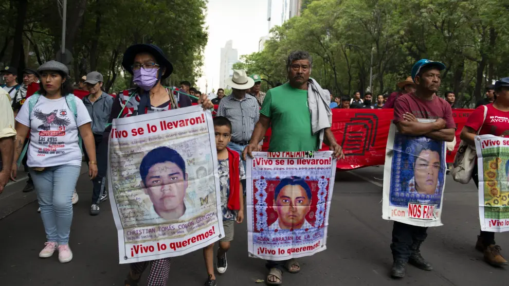 Los padres de los 43 estudiantes de la Escuela Normal Rural de Ayotzinapa se siguen manifestando.