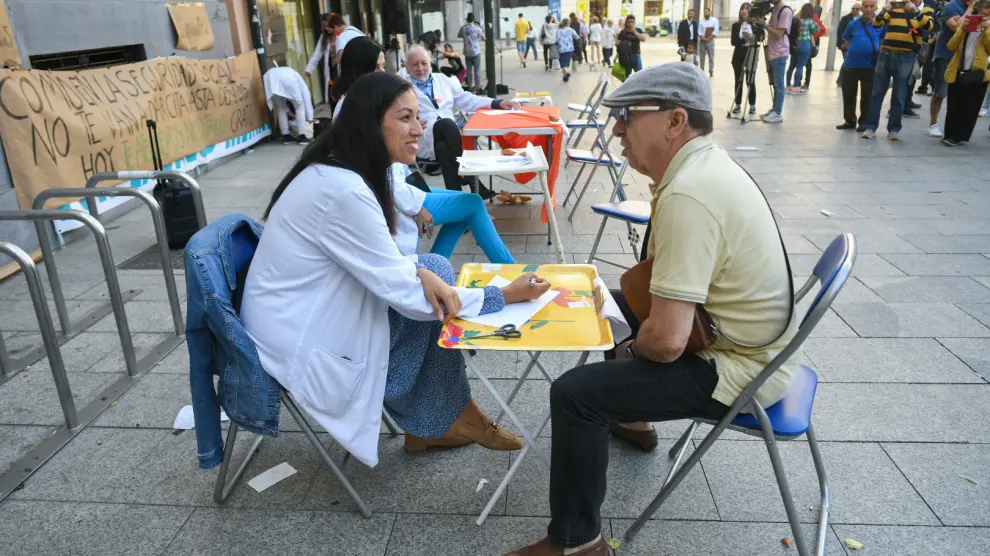 La consulta del psiquiatra, gratuita y en la calle para protestar en el centro de Zaragoza