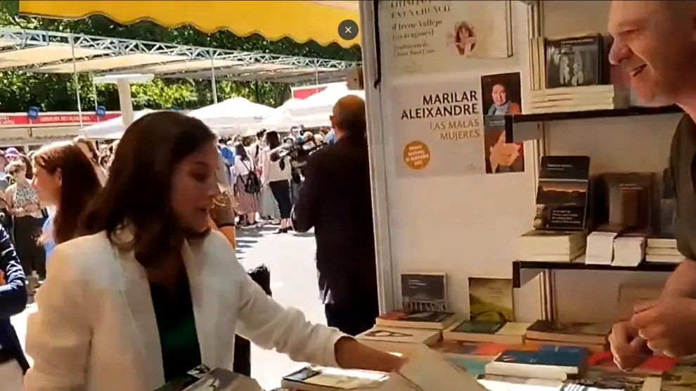 La reina Letizia, en el stand de la editorial aragonesa Xordica