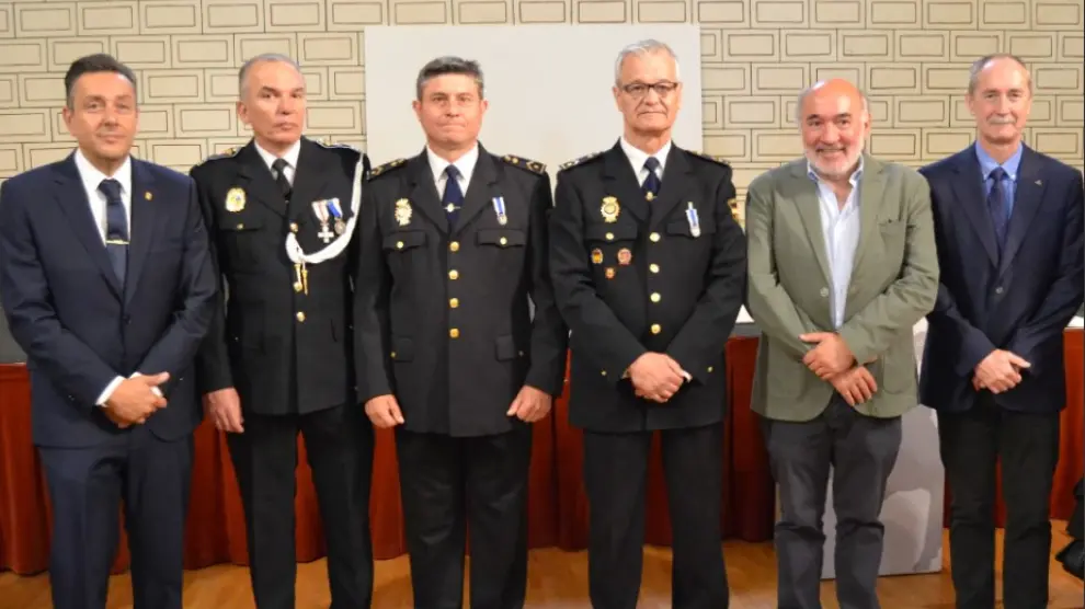 Algunos de los distinguidos con reconocimientos, junto al alcalde de Calatayud.