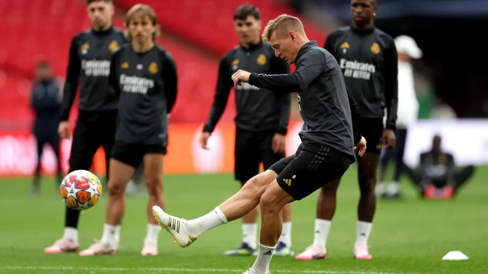 London (United Kingdom), 31/05/2024.- Toni Kroos (C) of Real Madrid and teammates during the training session of Madrid for the UEFA Champions League final in London, Britain, 31 May 2024. Real Madrid will face Borussia Dortmund on 01 June 2024 in the UEFA Champions League final. (Liga de Campeones, Rusia, Reino Unido, Londres) EFE/EPA/ANDY RAIN