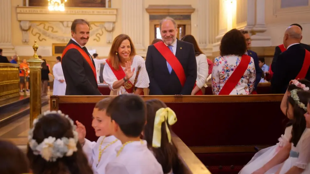 La alcaldesa de Zaragoza junto a unos niños comulgantes, en el Pilar.