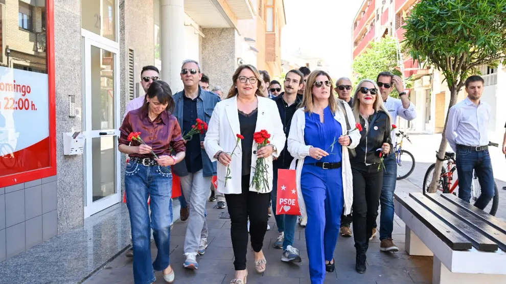 La candidata aragonesa del PSOE a las elecciones europeas, Rosa Serrano, durante un paseo por Utebo.