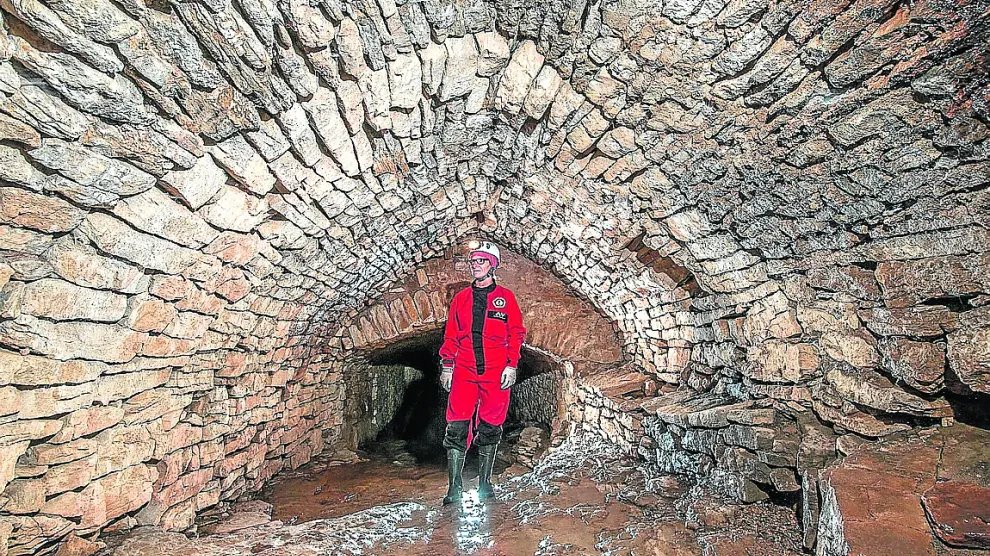 Un espeleólogo observa el túnel de Herbers, que discurre por el subsuelo de La Iglesuela del Cid.