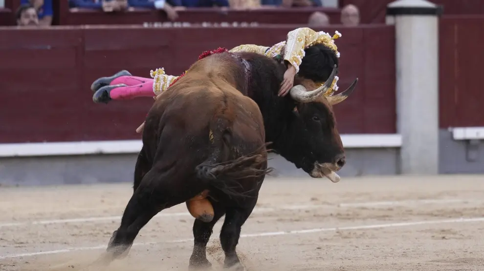 El diestro Francisco José Espada sufre una cogida en la faena a su segundo toro