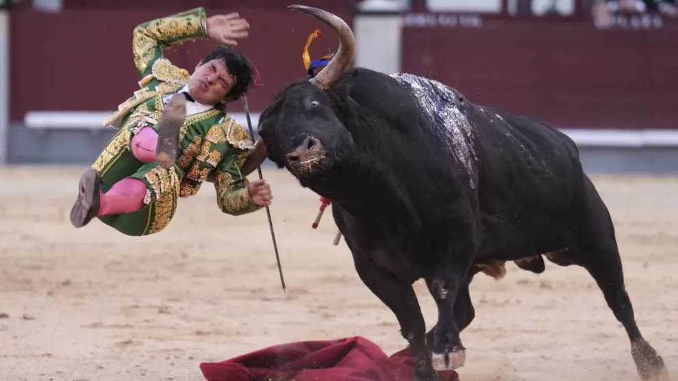 El diestro mexicano Isaac Fonseca recibe una cornada durante la corrida de la Feria de San Isidro