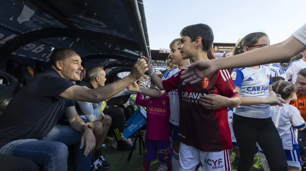 El entrenador del Real Zaragoza, Víctor Fernández, saluda a los niños antes del inicio del partido ante el Albacete.