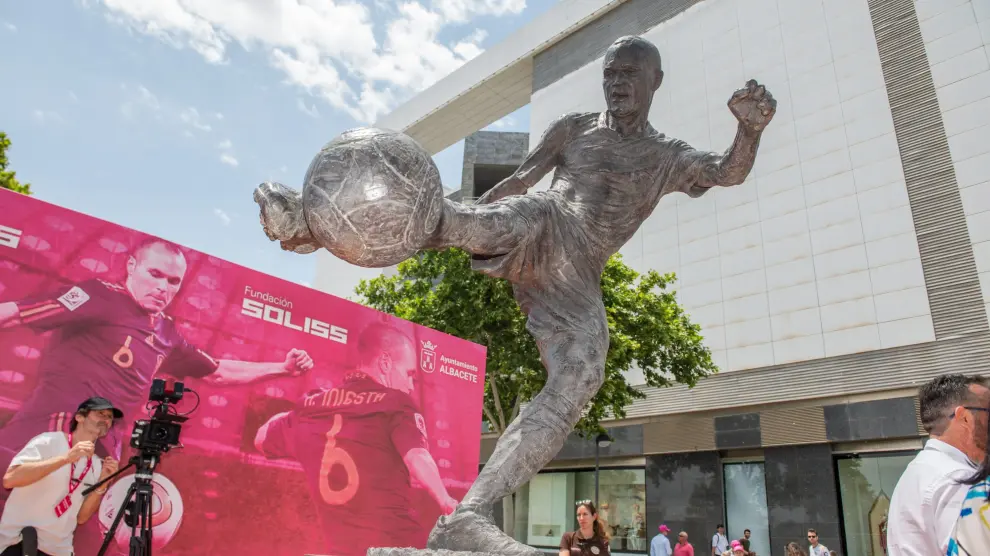 Inauguración en Albacete de la escultura en honor a Andrés Iniesta que representa el momento del gol de la final del Mundial de fútbol de 2010.