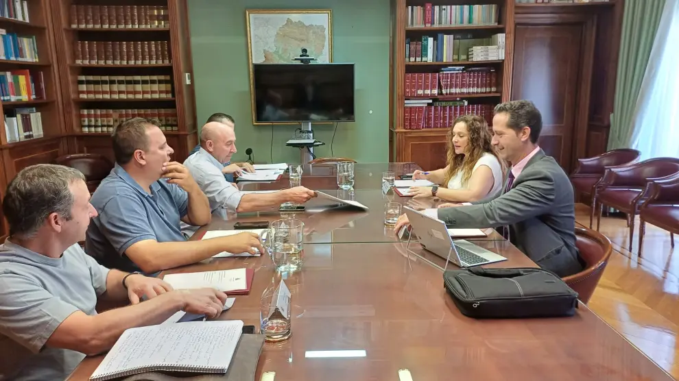 Los representantes de UAGA en una reunión con la subdelegada del Gobierno en Zaragoza, Noelia Herrero, y el subdelegado del Gobierno en Teruel, Enrique Gómez.