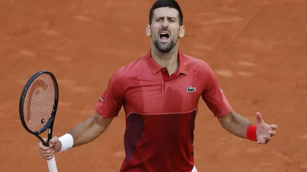 Novak Djokovic celebra la victoria en el partido de Roland Garros que le enfrentó al argentino Francisco Cerúndolo