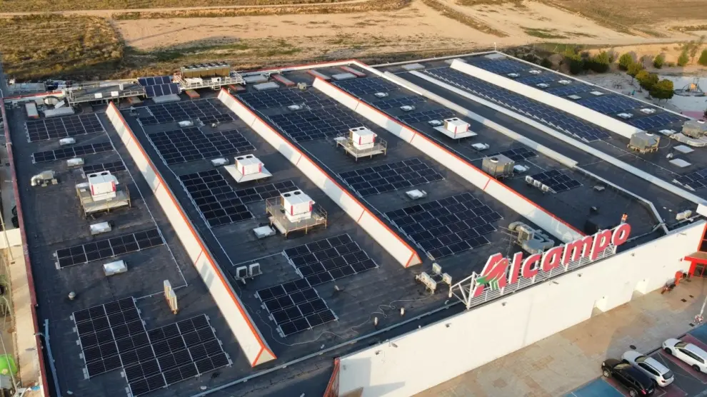Instalación de placas fotovoltaicas en el hipermercado Alcampo de Teruel.
