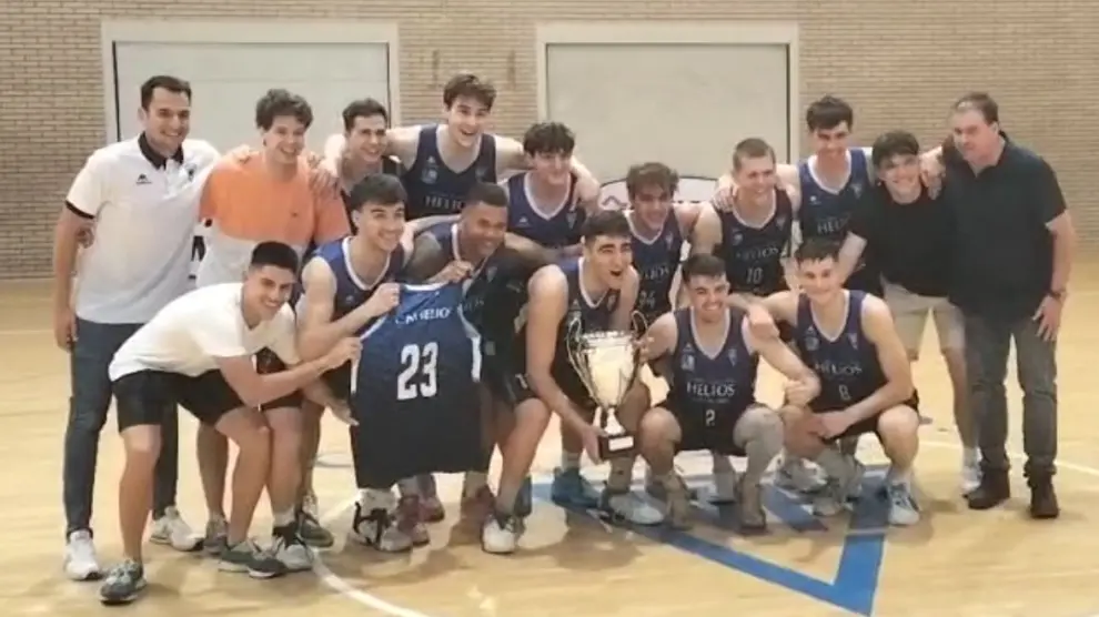 Los jugadores de CN Helios con la copa el pasado domingo junto a los entrenadores Javier López (a la derecha) y Pablo Marcial (a la izquierda).