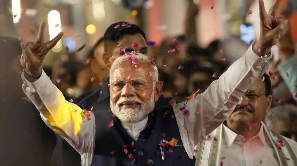 El primer ministro indio Narendra Modi celebra su victoria en las elecciones.