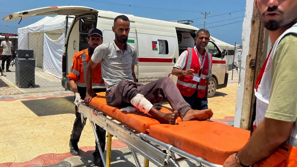 Los paramédicos transporten a un herido tras un ataque israelí en la Franja de Gaza.