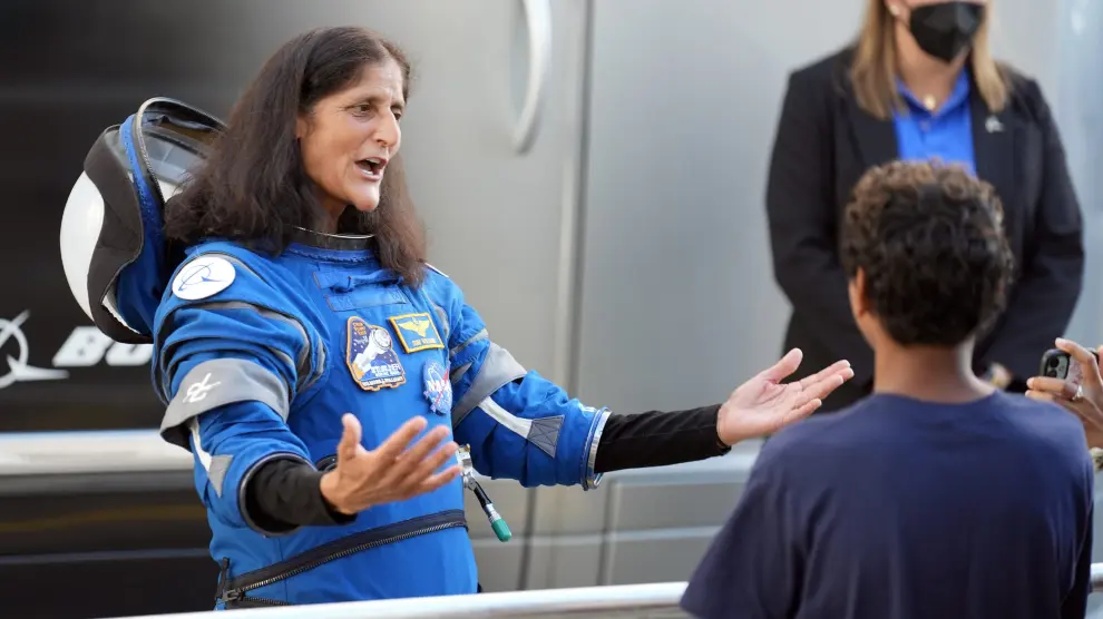 La astronauta de la NASA Suni Williams se despide sus familiares momentos previos al despegue.