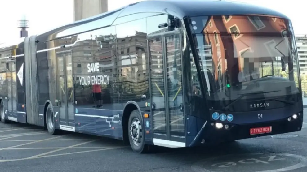 El bus destaca por su tamaño y su llamativo color, que combina el negro y el azul oscuro