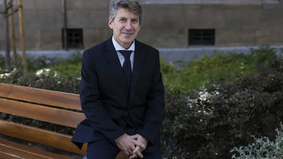 El fiscal Antonio Mateos, autor del libro 'Cuarenta años de delitos contra el medio ambiente' en su visita de Zaragoza en la plaza de Santa Engracia.