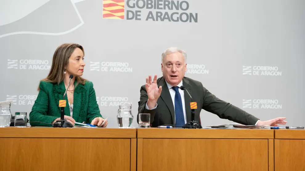 La directora general de Planificación Estratégica y Logística, Raquel Campos, y el consejero de Fomento, Octavio López.