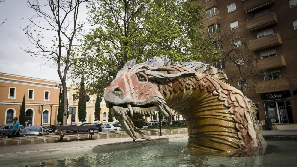 Escultura del Dragón Emergente en la avenida de Catañuña de Zaragoza.