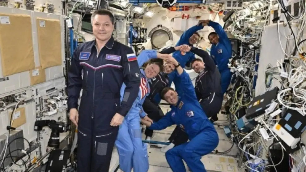 Kononenko, en primer plano, recibe el homenaje de sus compañeros en la Estación Espacial al cumplir mil días acumulados de viajes espaciales..ROSCOSMOS..05/06/2024 [[[EP]]]